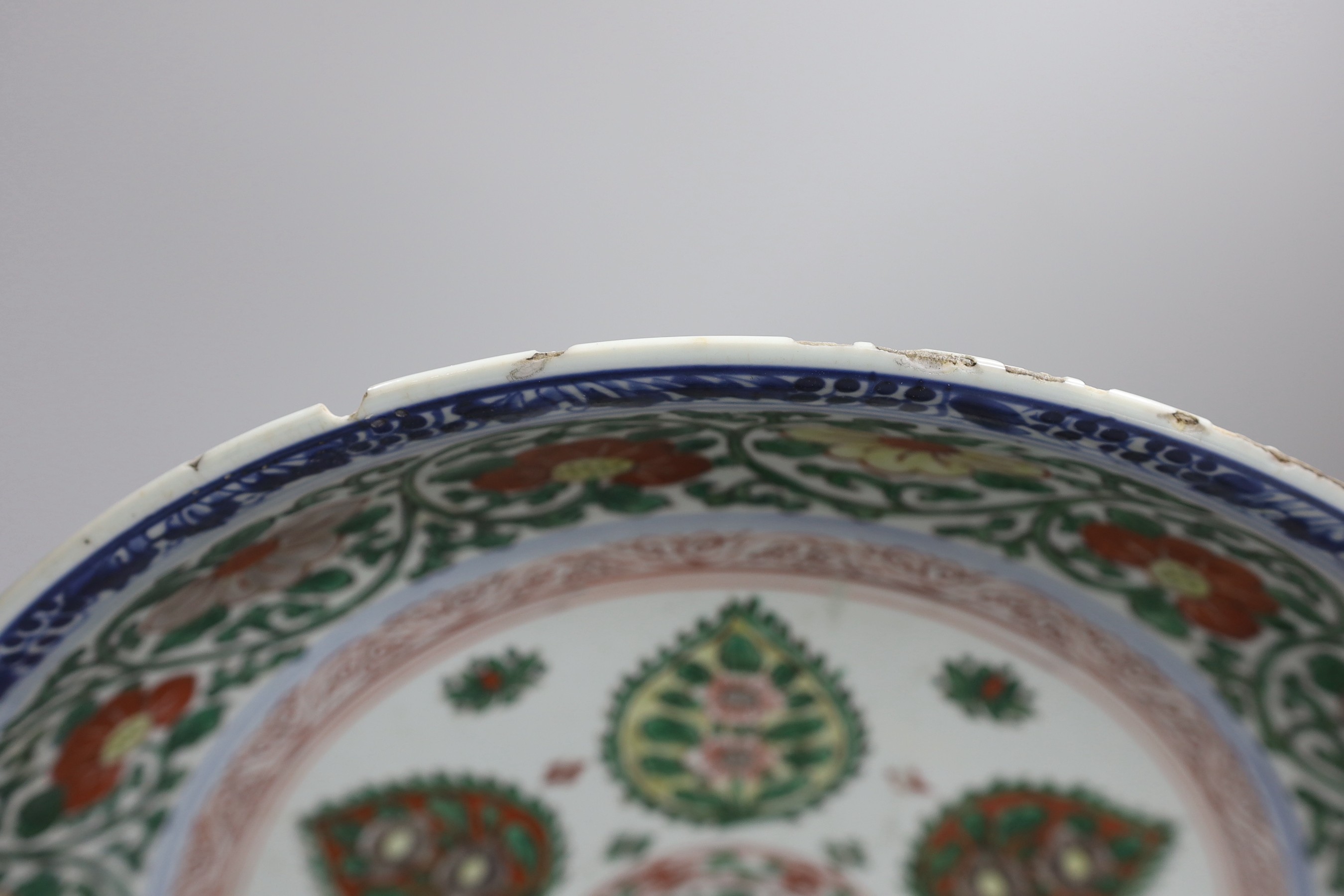 A Chinese famille verte charger, Kangxi period 38cm diameter
